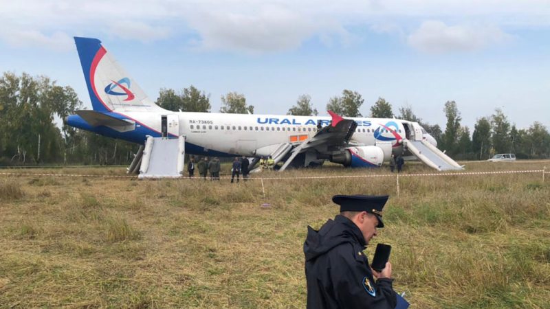 После посадки самолёта в поле пилот вынужден пойти в таксисты самолет в поле