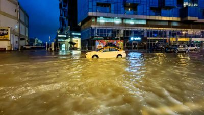 Дубай заливают дожди: лодки на улицах и самолёты в воде (видео)