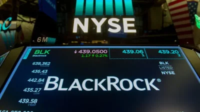 Уолл-стрит финансирует китайские компании, занесённые в чёрный список