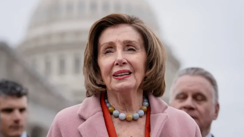 Бывший спикер Палаты представителей Нэнси Пелоси (штат Калифорния) выступает во время пресс-конференции с членами Исполнительной комиссии Конгресса по Китаю и группами гражданского общества, обсуждающими последствия законопроекта о защите национальной безопасности возле Капитолия США в Вашингтоне 22 марта 2024 года. (Madalina Vasiliu/The Epoch Times) | Epoch Times Россия