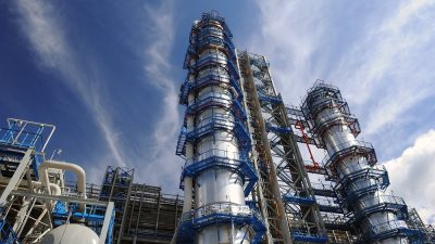 После атаки дронов НПЗ в Краснодарском крае приостановил свою работу