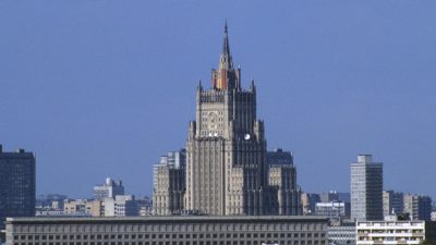 МИД РФ опроверг информацию о готовящемся запрете консульских услуг за рубежом