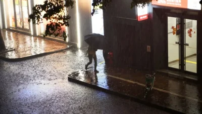 Погибли от шторма 7 человек, 3 из них выпали из своих квартир на Востоке Китая