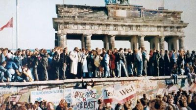 Внезапное падение Берлинской стены в 1989 году ознаменовало не только физический демонтаж барьера, но и символическое падение репрессивного режима. (Wikimedia)