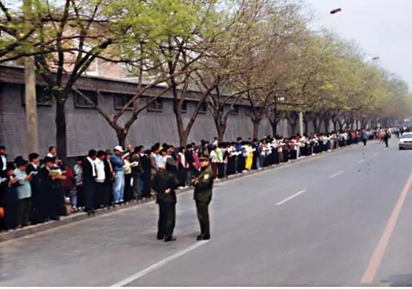 Последователи Фалуньгун по всему миру отмечают 25-ю годовщину мирной апелляции в Пекине