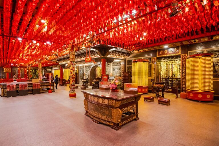 Затем полиция осмотрела место, где подозреваемый резал кабели. Войдя в храм Бога Земли, они благочестиво воскурили фимиам и помолились о скорейшем разрешении дела. (Shutterstock) Бог Земли помог полиции поймать вора