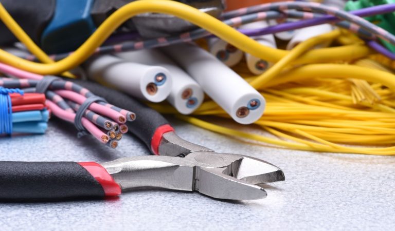 Бог Земли помог полиции поймать вора По сообщению Центрального информационного агентства, электрокабели Тайваньской энергетической компании были украдены в уездах Чжубэй и Синьчжу, что вызвало проблемы с электроснабжением и существенно повлияло на повседневную жизнь граждан. (Shutterstock) | Epoch Times Россия