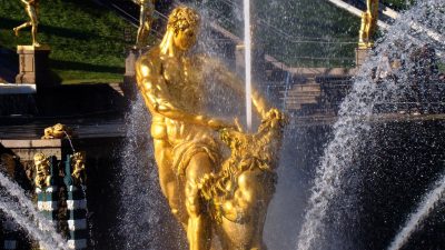 В Санкт-Петербурге и Москве открылся сезон фонтанов (видео)