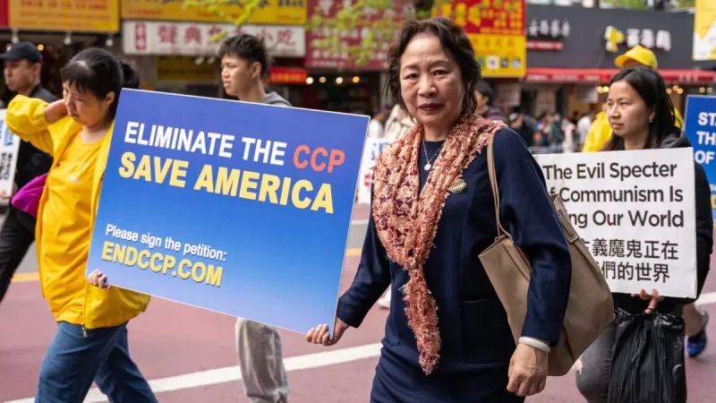 Последовательница Фалуньгун Чжао Жоси принимает участие в параде в районе Флашинг в Квинсе, штат Нью-Йорк, 23 апреля 2023 года. (Chung I Ho/The Epoch Times) Мирный призыв к свободе 25 лет назад в Китае звучит и сегодня