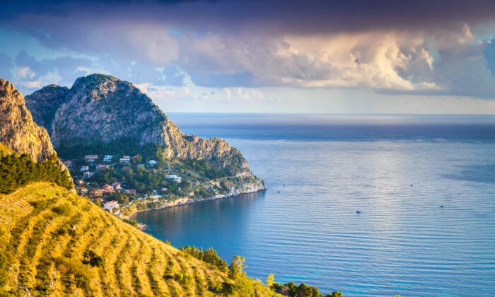 С мыса Капо Зафферано, расположенного вдоль маршрута Палермо — Чефалу, открываются невероятные виды на Тирренское море. (Andrew Mayovskyy/Shutterstock) | Epoch Times Россия