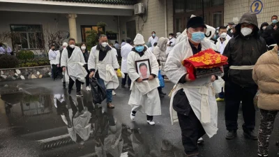 COVID-19 продолжает распространяться в Китае, данные о смертности не разглашаются, говорят эксперты