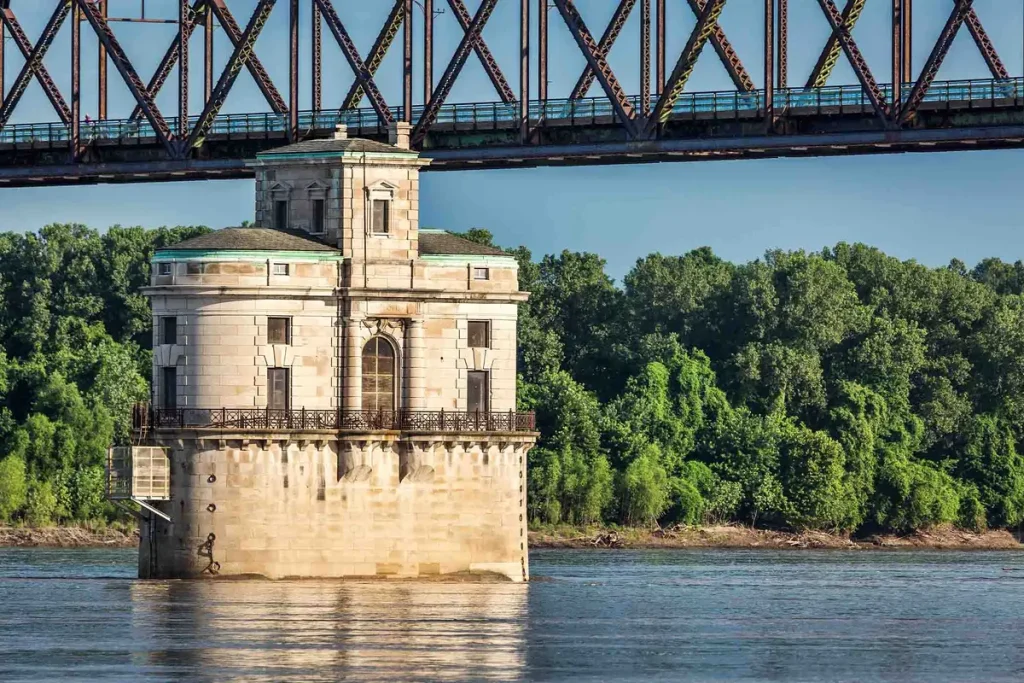 Посреди реки Миссисипи стоят крепости. С какой целью их построили более 100 лет назад?