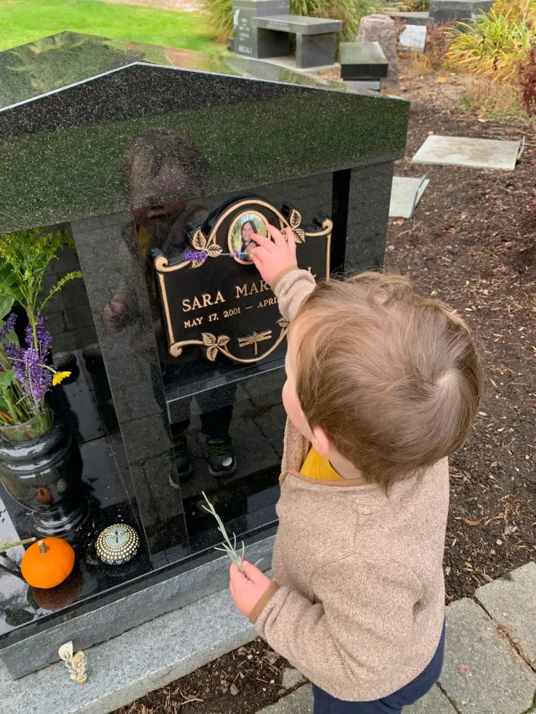 Малышу всего три года, но маму он целует только на её надгробной фотографии