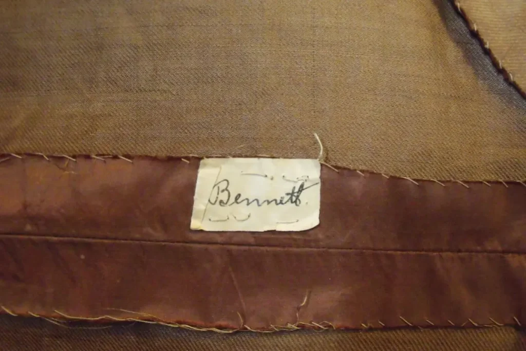 Женщина купила платье XIX века и обнаружила в тайном кармашке непонятную записку