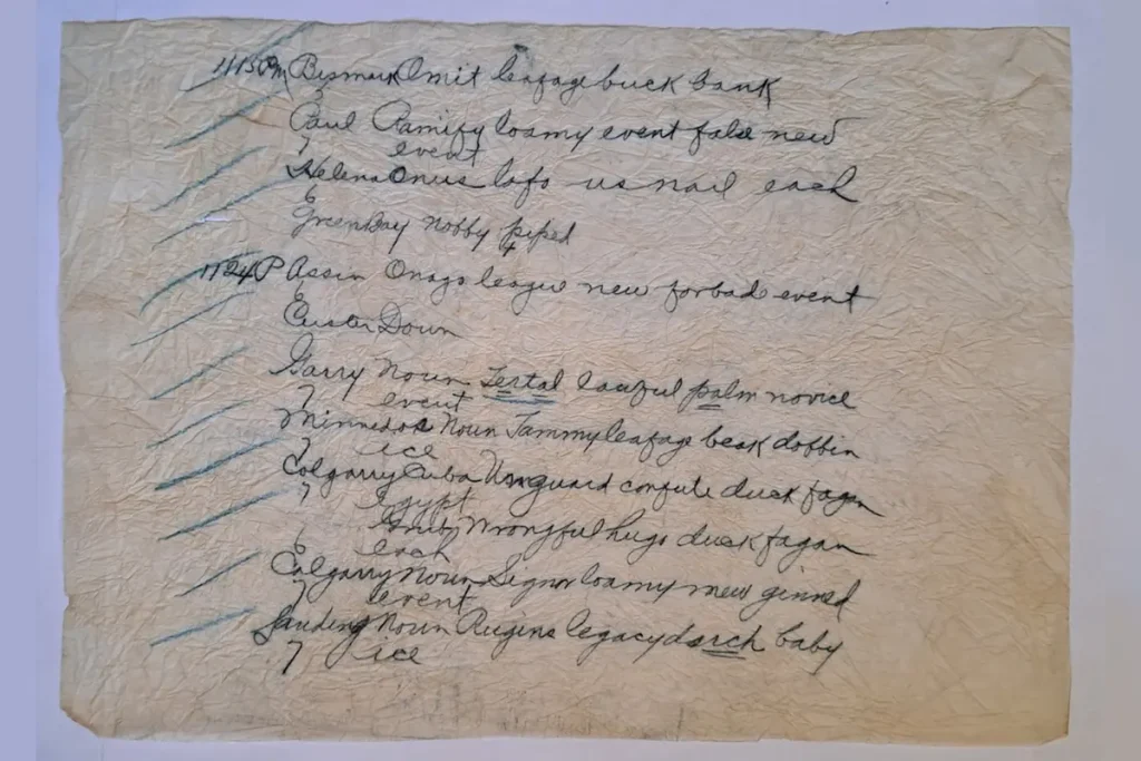 Женщина купила платье XIX века и обнаружила в тайном кармашке непонятную записку