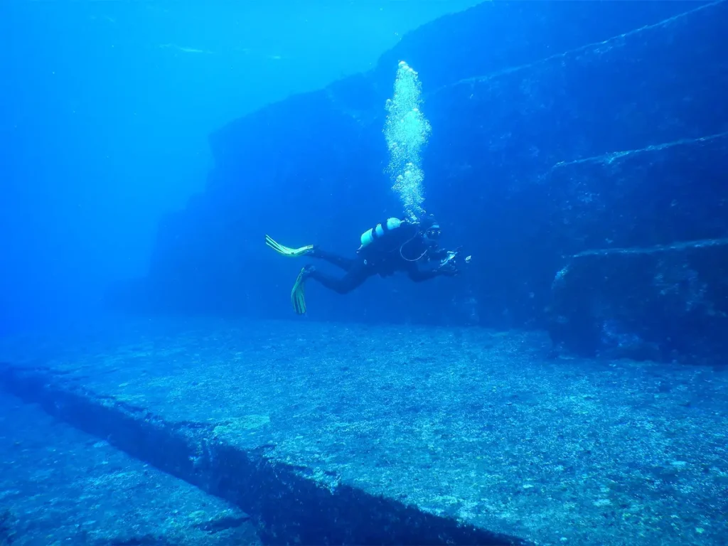 В поисках акул дайвер наткнулся на 5000-летние подводные руины