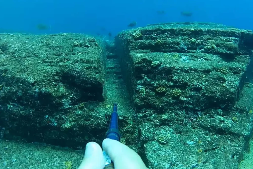 Деталь того, что выглядит как искусственный вырез в скале. (Courtesy of Freediver HD)