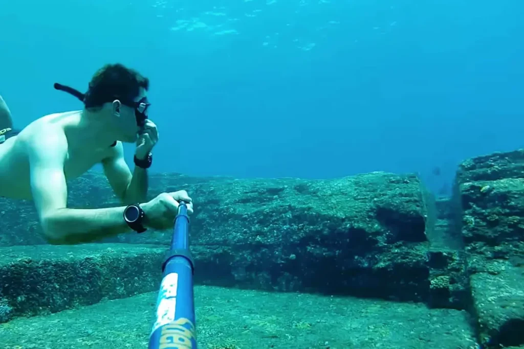 Похоже на искусственный вырез в поверхности скалы. (Courtesy of Freediver HD)