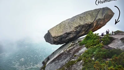 В Сибири есть гигантская скала, которая рушит все законы гравитации