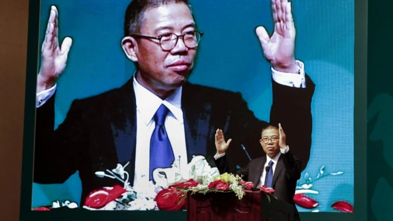 Чжун Шаньшань, председатель совета директоров Nongfu Spring и фармацевтической компании, на пресс-конференции в Пекине, 6 мая 2013 года. (Str/CNS/AFP via Getty Images) | Epoch Times Россия