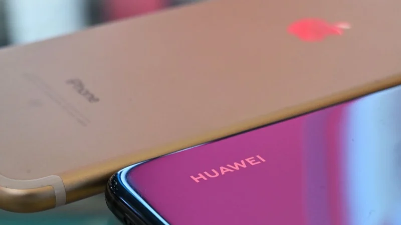 Huawei обогнала Apple на фоне манипулирования китайским рынком смартфонов Huawei и Apple iPhone представлены в магазине в Шанхае 27 мая 2019 года. (Hector Retamal/AFP via Getty Images) | Epoch Times Россия