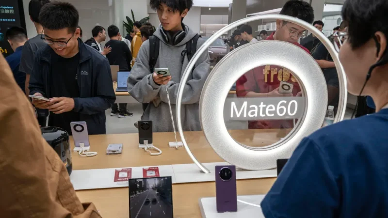 Флагманский магазин Huawei в Пекине, Китай, 25 сентября 2023 года. (Kevin Frayer/Getty Images) Huawei обогнала Apple на фоне манипулирования китайским рынком смартфонов