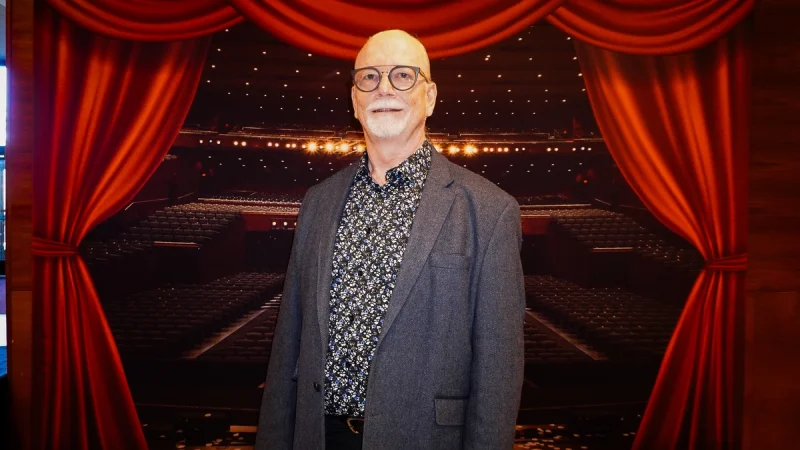 Музыкант Джерард Альбертс посетил шоу Shen Yun Performing Arts в концертном зале Southern Alberta Jubilee Auditorium в Калгари 31 марта 2024 года. (Sherry Dong/The Epoch Times) | Epoch Times Россия