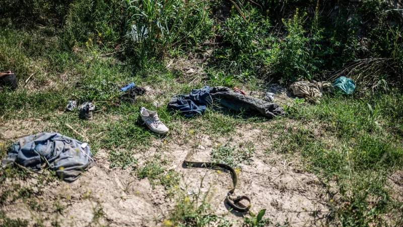 Одежда, оставленная нелегальными иммигрантами, разбросана на берегу Рио-Гранде в Игл-Пасс, штат Техас, 1 марта 2024 года. (Sergio Flores/AFP via Getty Images)