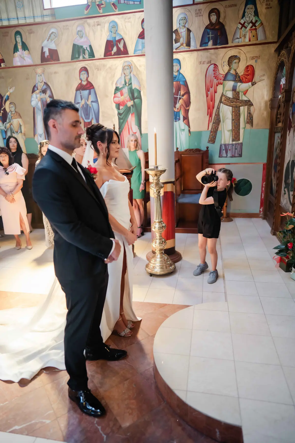 Отец-фотограф позволил девятилетней дочери провести свадебную фотосессию — результаты поразили всех