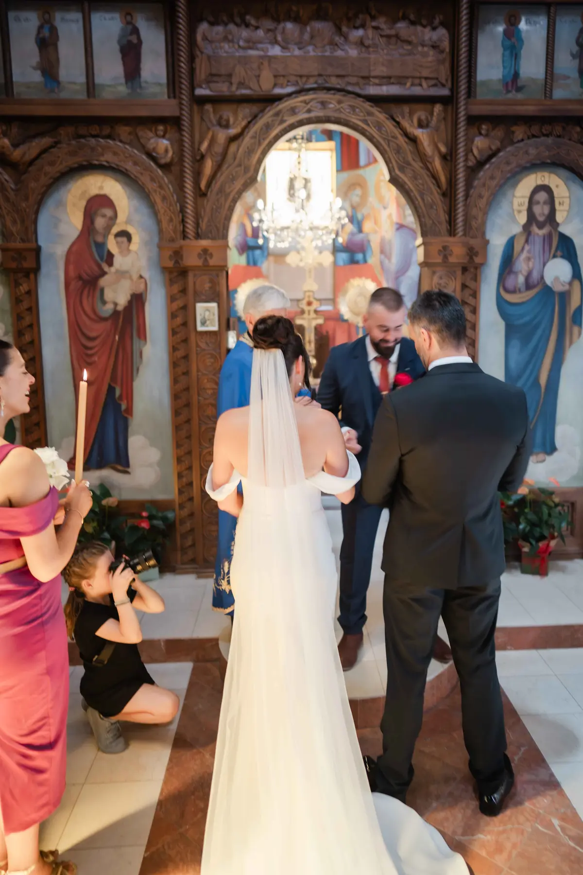 Отец-фотограф позволил девятилетней дочери провести свадебную фотосессию — результаты поразили всех