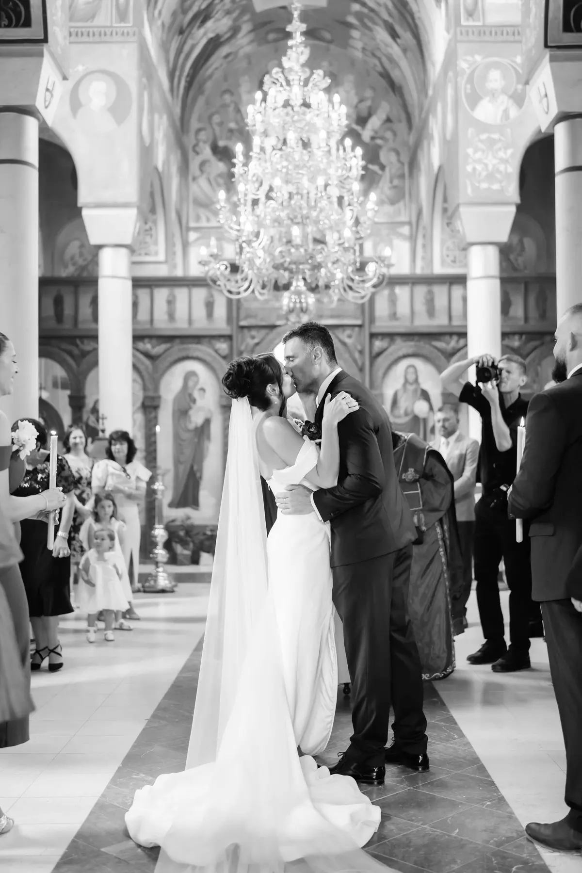 Отец-фотограф позволил девятилетней дочери провести свадебную фотосессию — результаты поразили всех