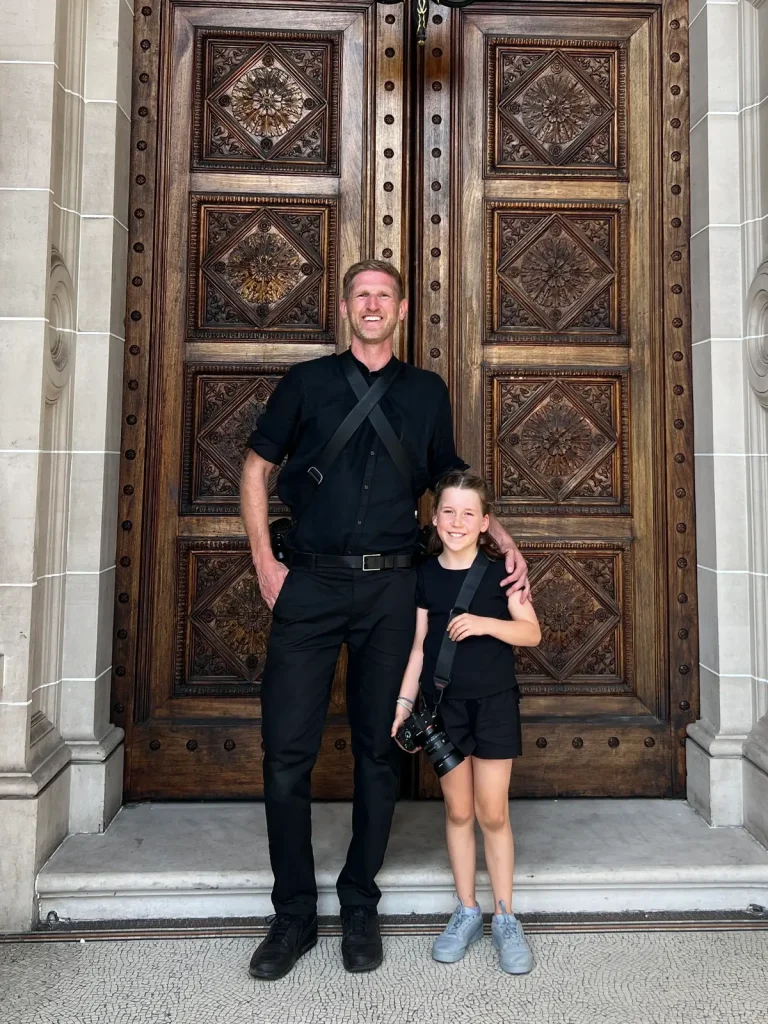 Отец-фотограф позволил девятилетней дочери провести свадебную фотосессию — результаты поразили всех