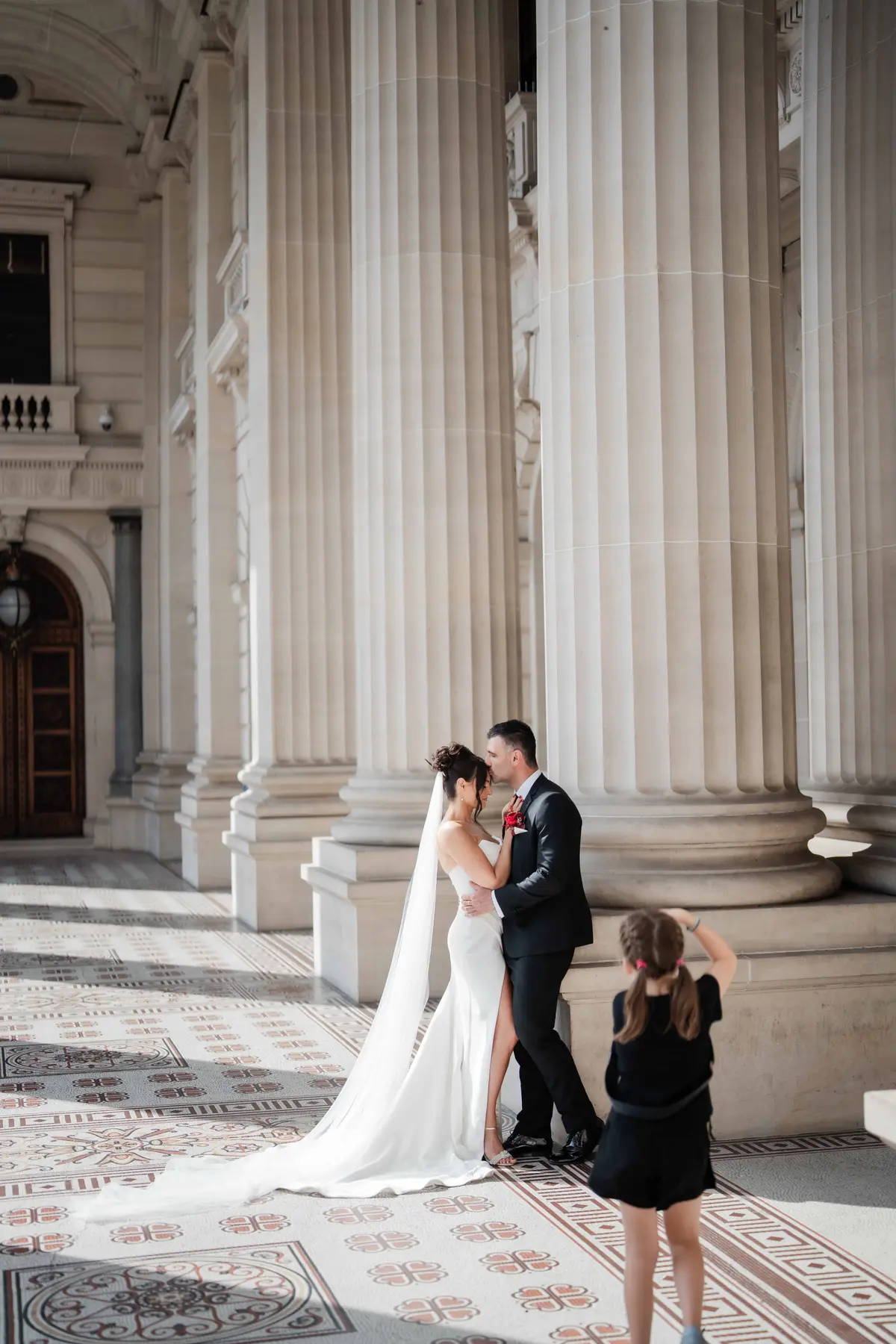 Отец-фотограф позволил девятилетней дочери провести свадебную фотосессию — результаты поразили всех