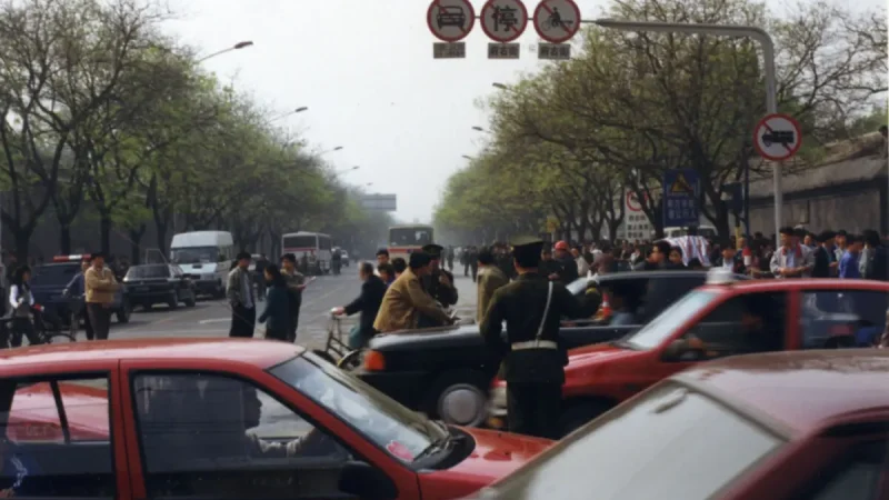 Полицейские блокируют северную сторону улицы Фуюй около Чжуннаньхай, центрального офиса компартии Китая, в Пекине, 25 апреля 1999. (Courtesy of Minghui.org) Мирный призыв к свободе 25 лет назад в Китае звучит и сегодня