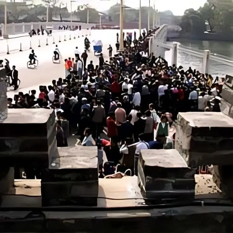 Последователи Фалуньгун на улицах возле Чжуннаньхай, здания китайского руководства, для мирной акции протеста, Пекин, Китай, 25 апреля 1999 года. (Illustration by The Epoch Times, Minghui.org) Мирный призыв к свободе 25 лет назад в Китае звучит и сегодня