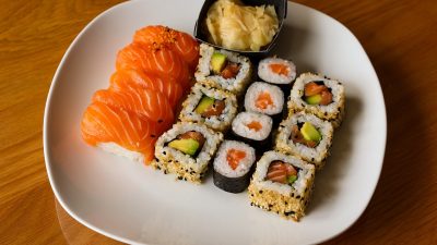 Для похудения пищевой технолог посоветовала есть суши с лососем