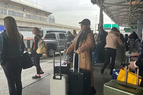 Китайский студент прибывает в международный аэропорт Джона Ф. Кеннеди в Нью-Йорке 11 января 2023 года. (Lin Dan/The Epoch Times) | Epoch Times Россия