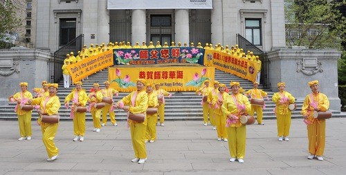 Выступления команды барабюанщиков. (Фото: minghui.org)