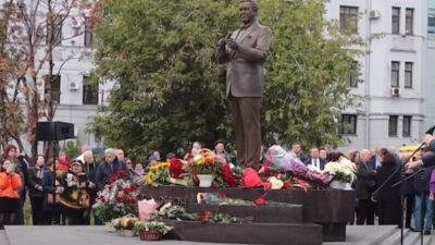 На памятнике Кобзону появились QR-коды сайтов по продаже наркотиков