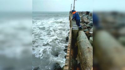 На Сахалине влюблённую пару накрыла 4-метровая волна