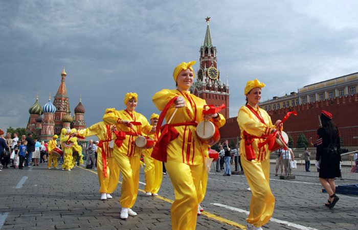 Последователи Фалунь Дафа на мероприятии города в Москве на Красной площади, 24 мая 2012 года.