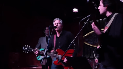 Блинкен поддержал Украину песней под гитару в киевском баре (видео)