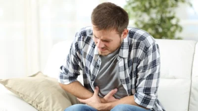 Пять упражнений для облегчения боли в животе из-за переедания