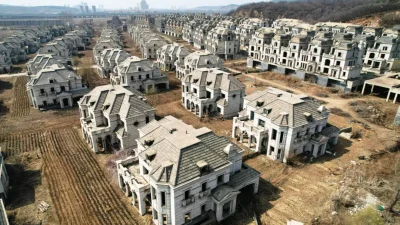На аэрофотоснимке заброшенные виллы в пригороде Шэньяна в северо-восточной китайской провинции Ляонин 31 марта 2023 года. (Jade Gao/AFP via Getty Images)