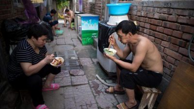 Пекин ужесточает контроль над населением с низкими доходами