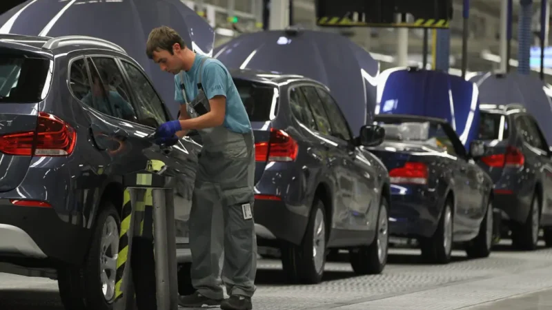 Рабочие собирают автомобили BMW на автосборочном заводе BMW в Лейпциге, Германия, 5 ноября 2010 года. (Sean Gallup/Getty Images) | Epoch Times Россия