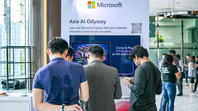 Участники осматривают стенд Microsoft перед выступлением генерального директора Сатьи Наделлы на мероприятии Microsoft Build AI Day в Куала-Лумпуре 2 мая 2024 года. (Photo by MOHD RASFAN/AFP via Getty Images) | Epoch Times Россия