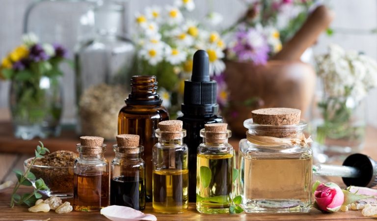 Безопасность применения эфирных масел для получения максимальной пользы Узнайте, как ответственно подходить к использованию эфирных масел для улучшения самочувствия. (Image: via Madeleine Steinbach via Shutterstock) | Epoch Times Россия