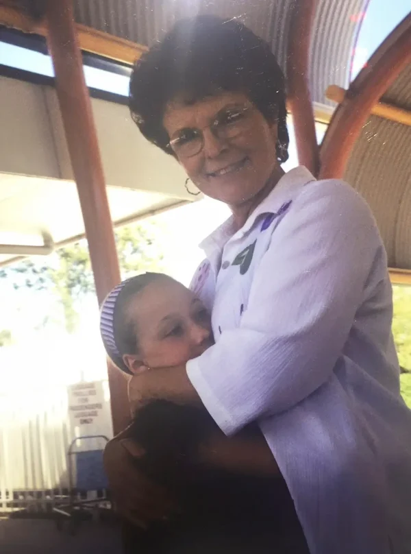 Внучка примеряет винтажные платья 84-летней бабушки: видео завирусились