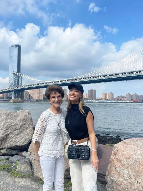 Внучка примеряет винтажные платья 84-летней бабушки: видео завирусились